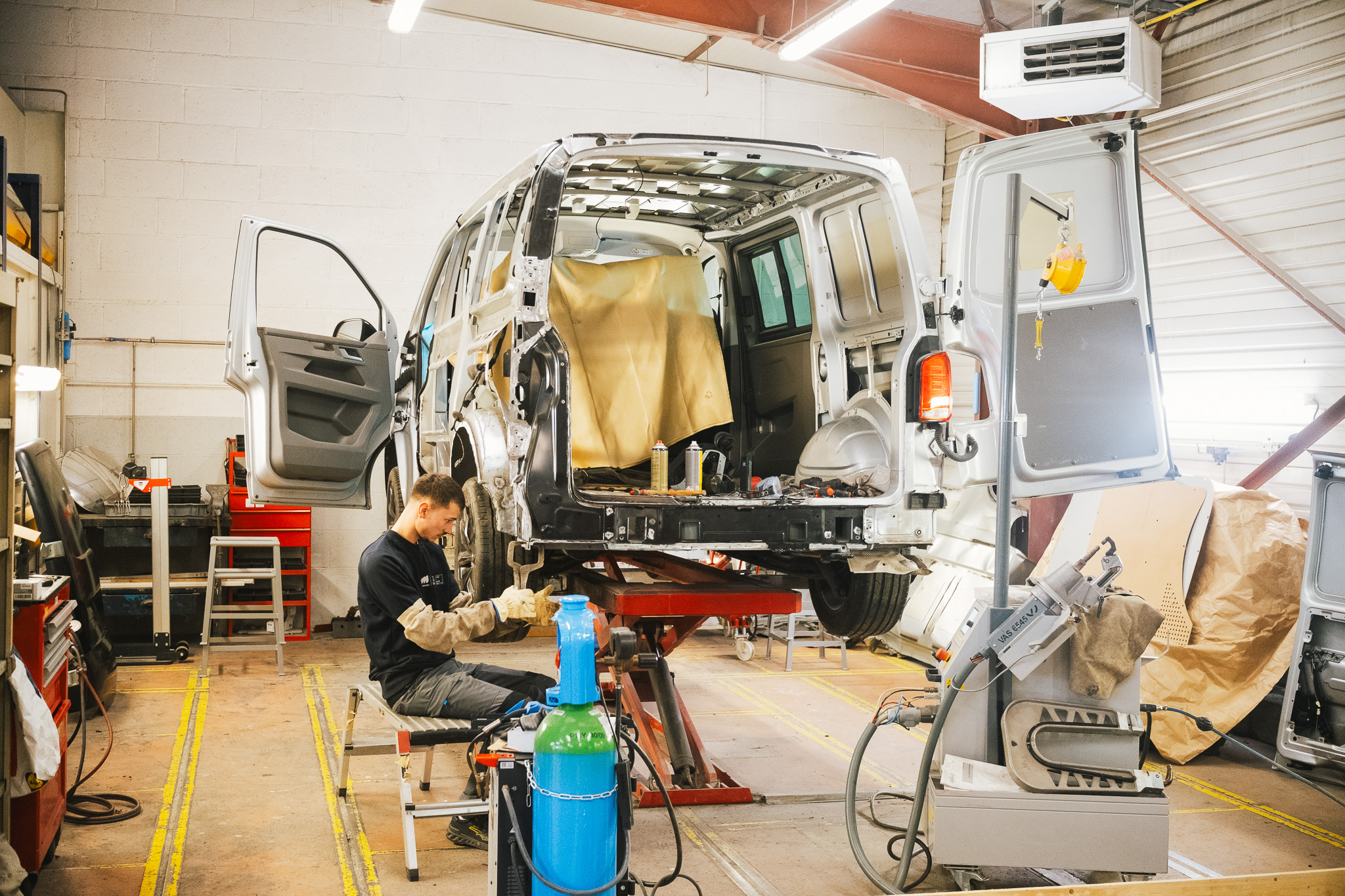 Photo d'un chantier de carrosserie dans la Concession Mouton Volkswagen Vitré