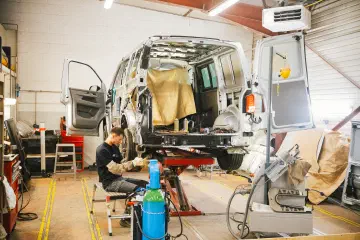 Photo d'un chantier de carrosserie dans la Concession Mouton Volkswagen Vitré