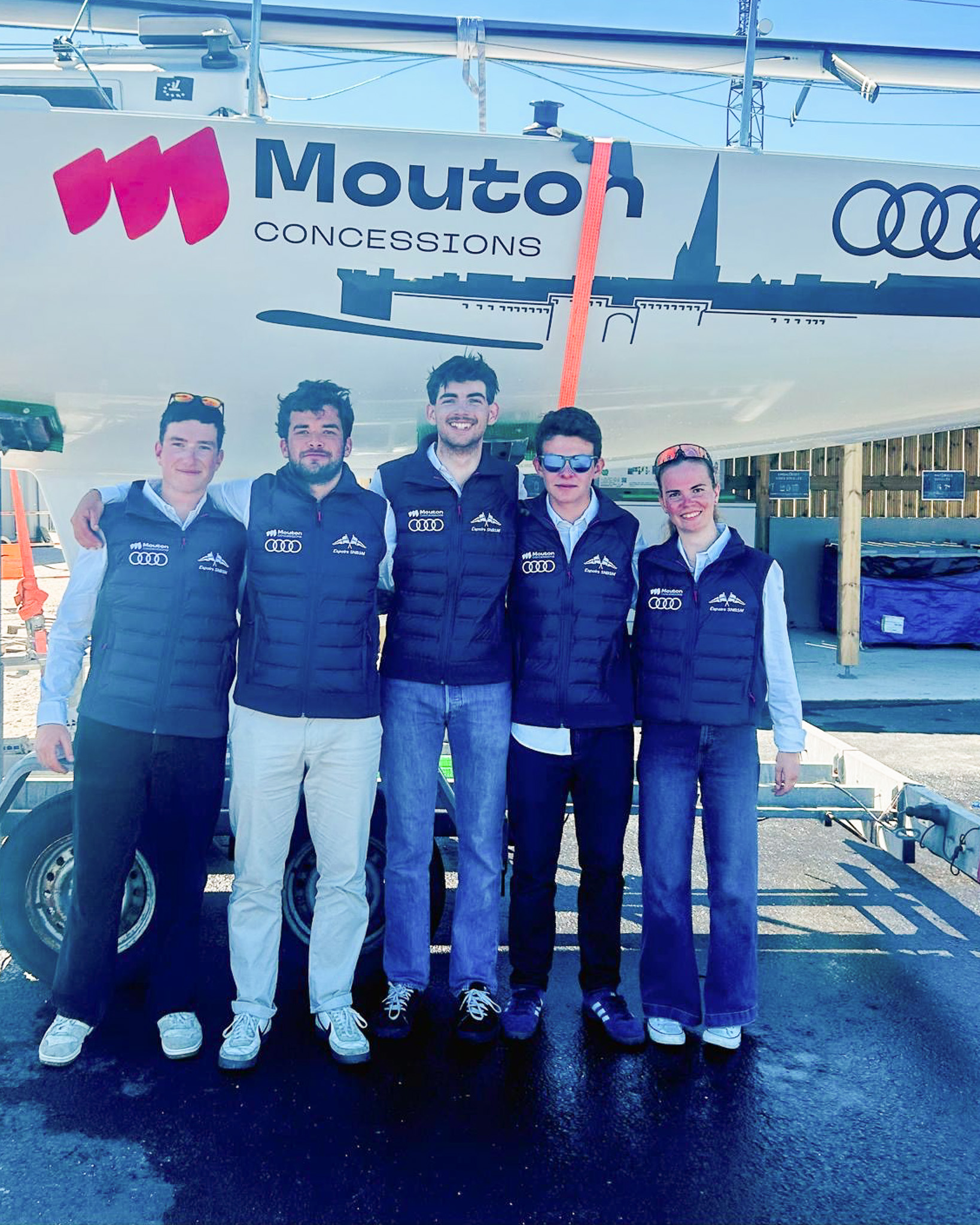 Photo de l'équipe des espoirs de la SNBSM devant leur bateau J80 Logoté Audi Saint-Malo Concessions Mouton