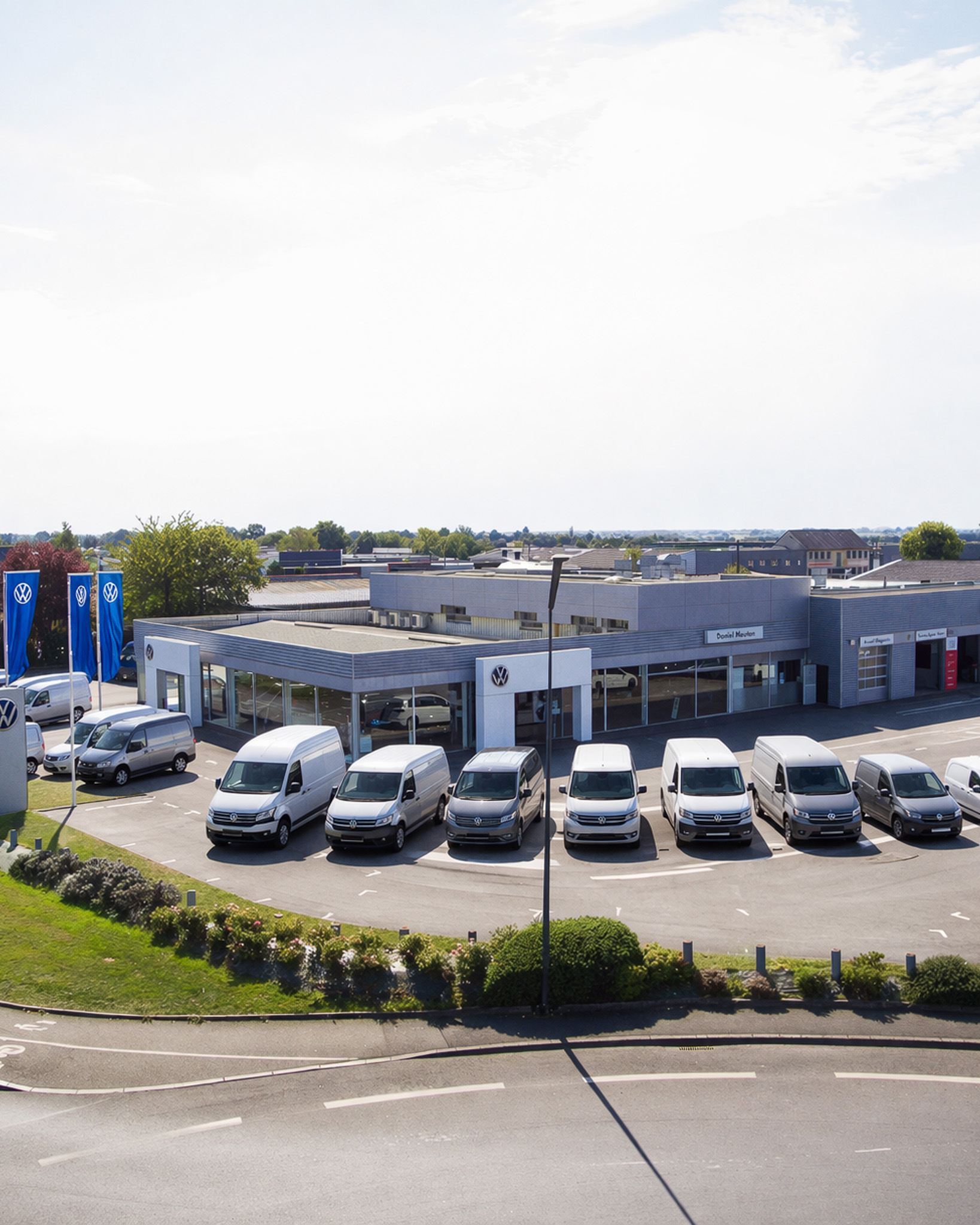 Photo aérienne de la concession Mouton Volkswagen Vitré avec des Véhicules Volkswagen utilitaires garés devant